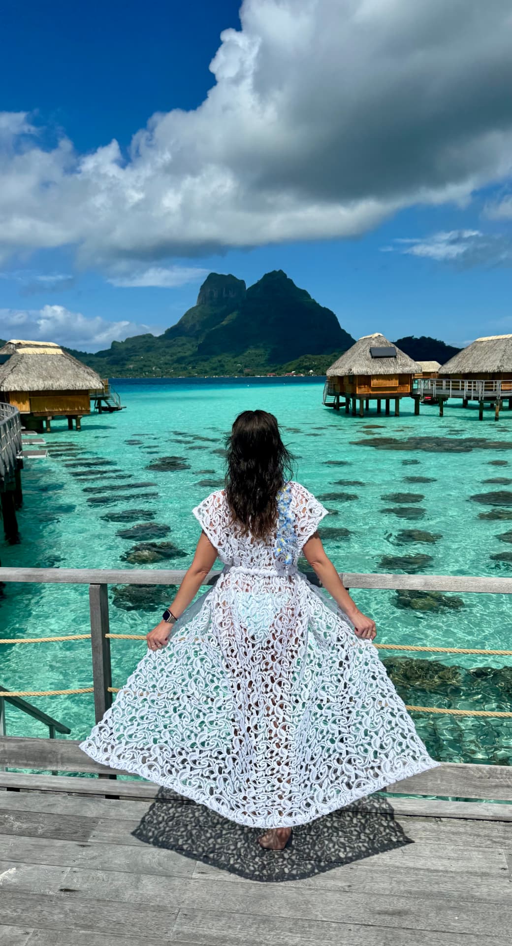 Paty em deque sobre a lagoa turquesa de Bora Bora