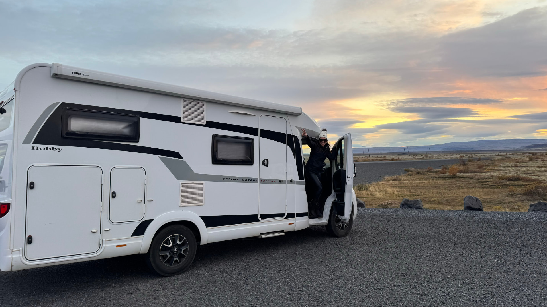 Paty em um motorhome na Islândia ao pôr do sol