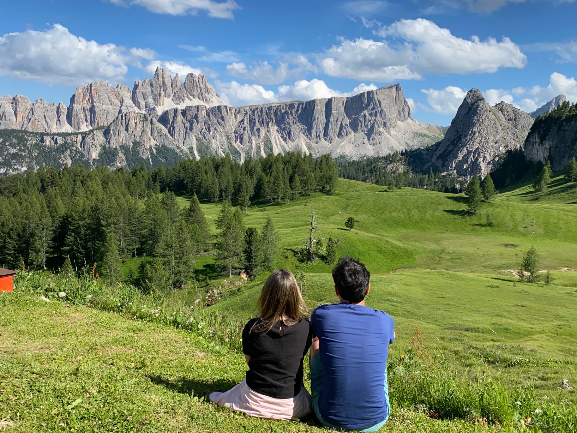 Paty admirando as montanhas das Dolomitas, na Itália