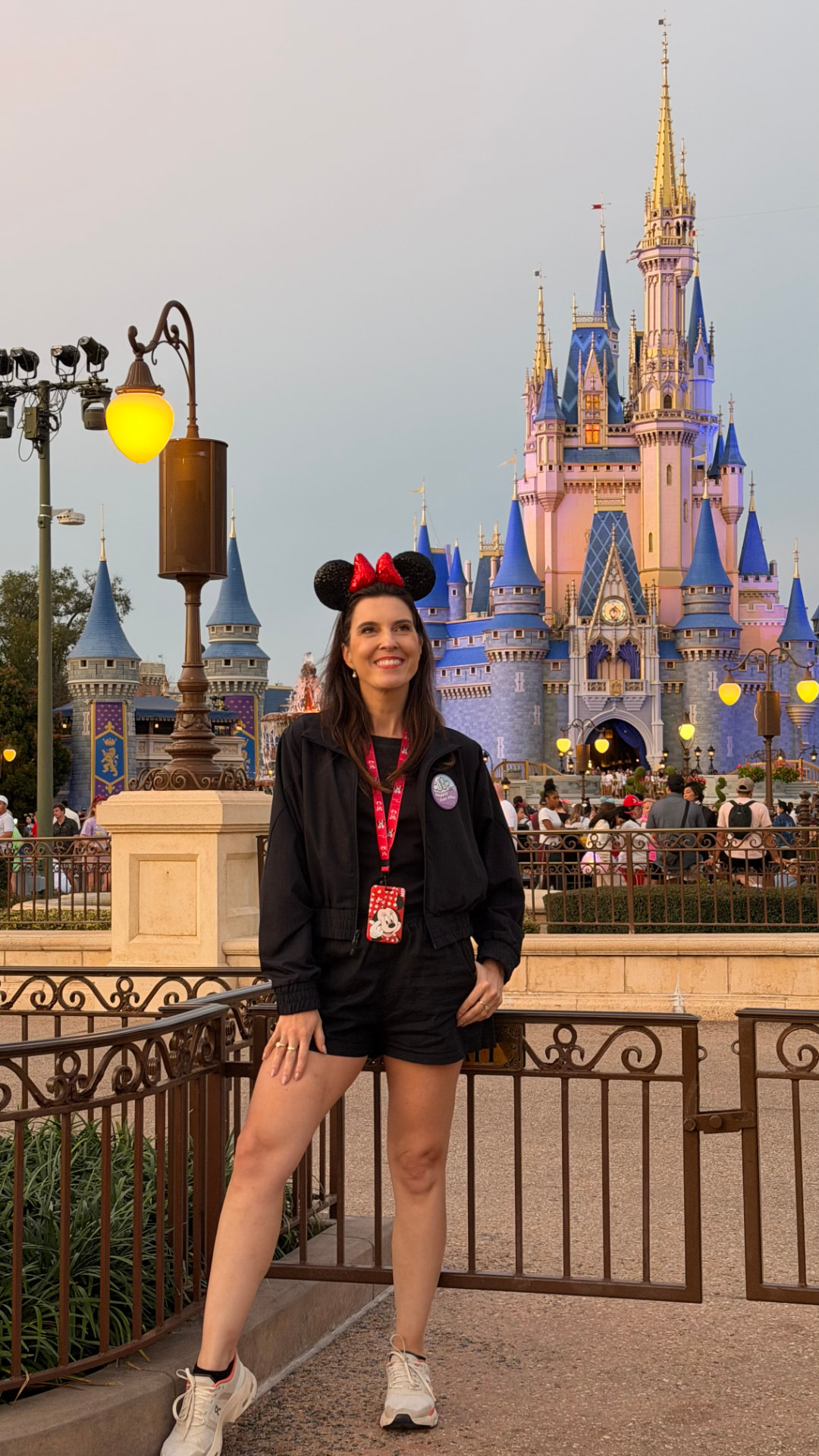 Paty em frente ao castelo da Disney em Orlando